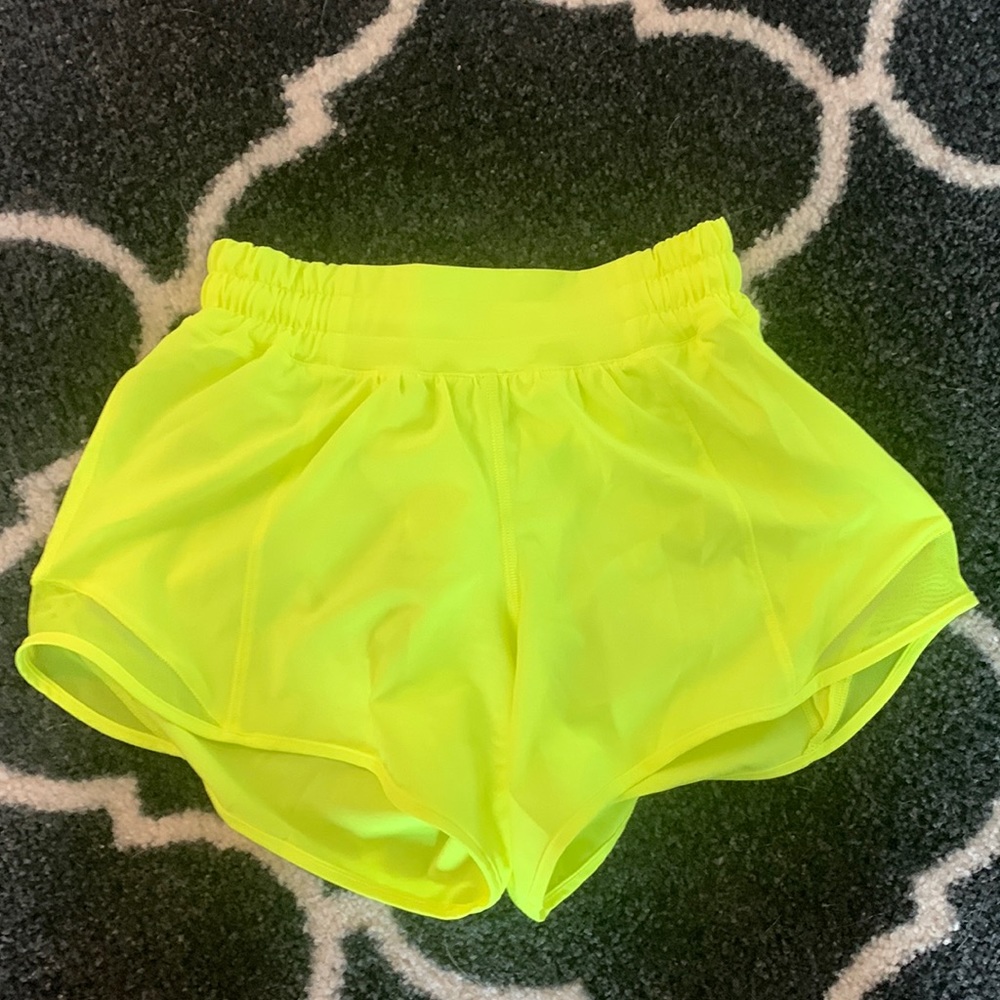 Never worn size 2 neon Lululemon Hotty hot shorts 4 in.
